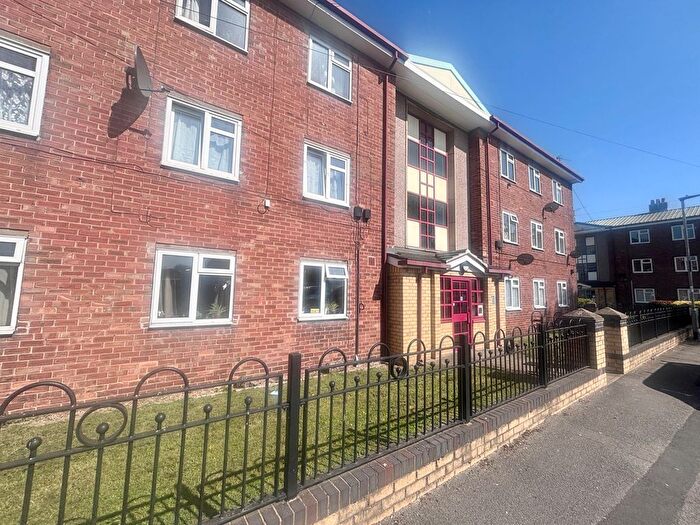 2 Bedroom Flat To Rent In Vauxhall Grove, Hull, HU3