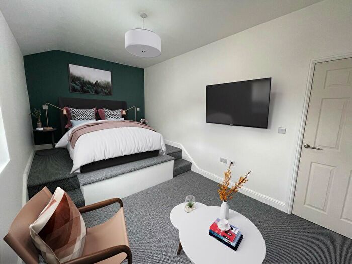 6 Bedroom Semi-Detached House To Rent In Kinglake Road - Studios - Available Now, CH44