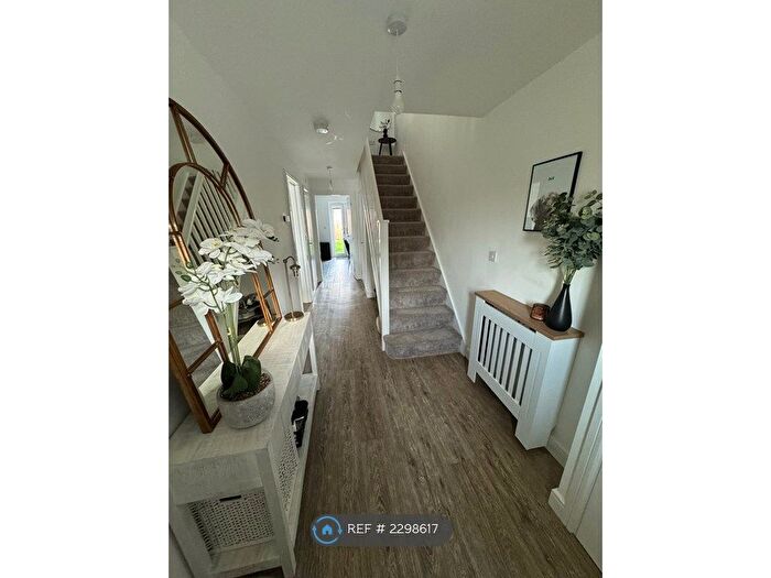 4 Bedroom Semi-Detached House To Rent In Willow Chase, Leeds, LS7