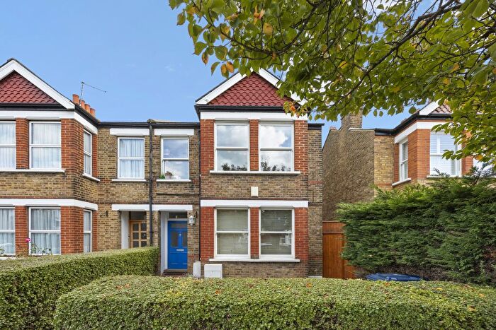 3 Bedroom Flat For Sale In Lynton Avenue, London, W13