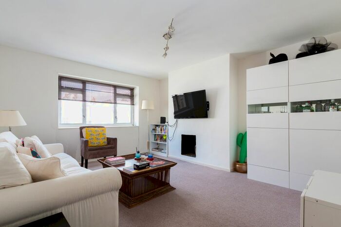 2 Bedroom Flat To Rent In Redcliffe Road, Chelsea, London, SW10