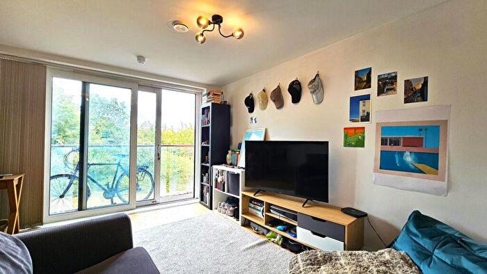 Flat To Rent In Wick Lane, Bow, E3