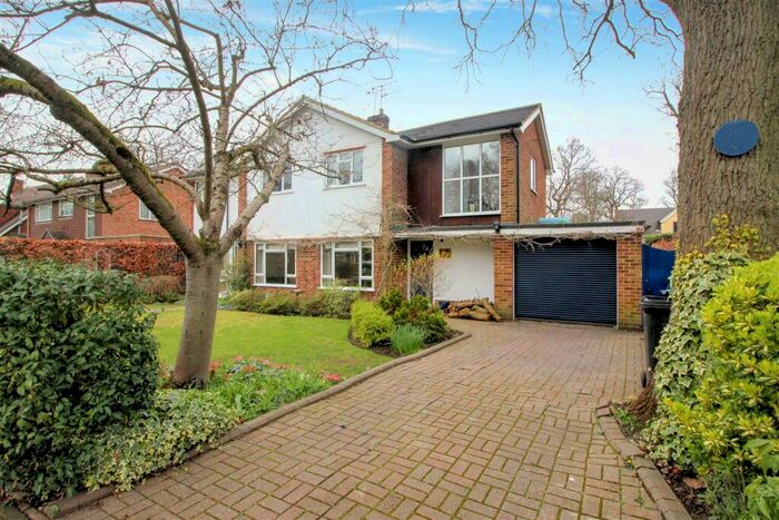 4 Bedroom Semi-Detached House To Rent In West Byfleet, KT14