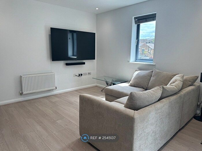 2 Bedroom Flat To Rent In Gartlet Road, Watford, WD17