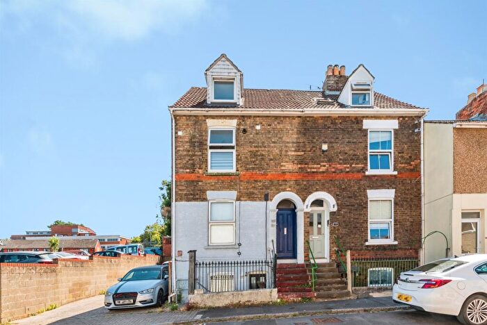 2 Bedroom Apartment For Sale In Cross Street, Swindon, SN1