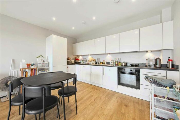 2 Bedroom Flat To Rent In High Street, Sutton, Surrey, SM1