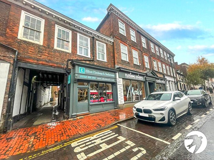 2 Bedroom Flat To Rent In High Street, Sittingbourne, Kent, ME10