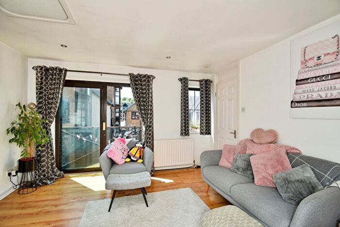 1 Bedroom Flat For Sale In Hathaway Court, Esplanade, Rochester, ME1