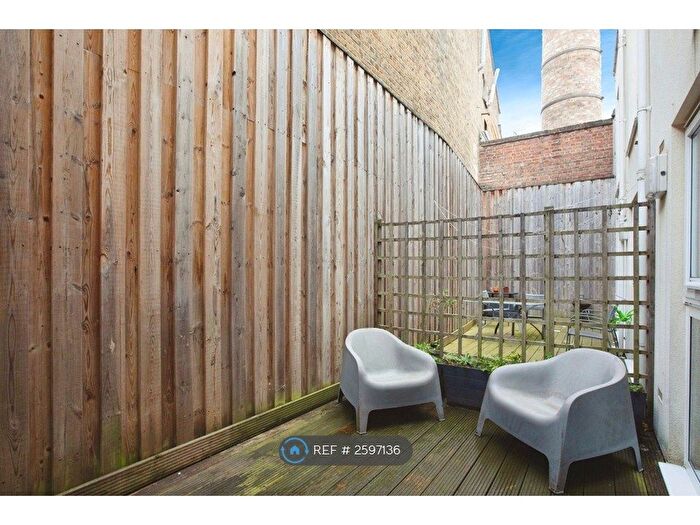 3 Bedroom Flat To Rent In Trinity Mews, London, E1