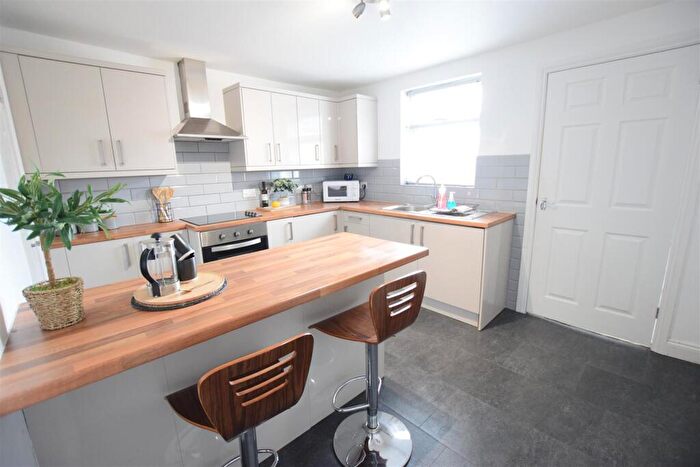 2 Bedroom End Of Terrace House To Rent In Victoria Terrace - Student House - /, LN1
