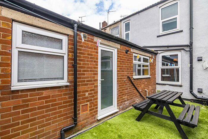 4 Bedroom Terraced House To Rent In Kesteven Street - Bed, LN5