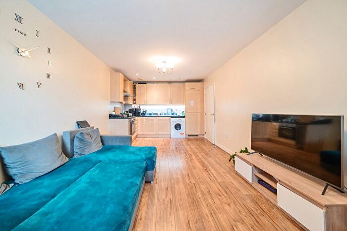 2 Bedroom Flat For Sale In Drayton Green Road, London, W13