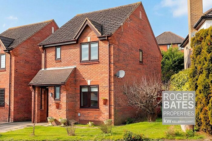 3 Bedroom Detached House For Sale In Downs Grove, Basildon, SS16