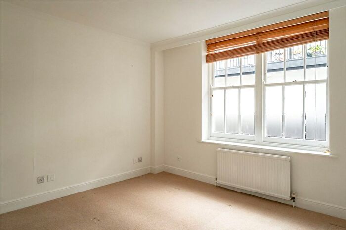 1 Bedroom Flat For Sale In De Vere Mews, Kensington, London, W8