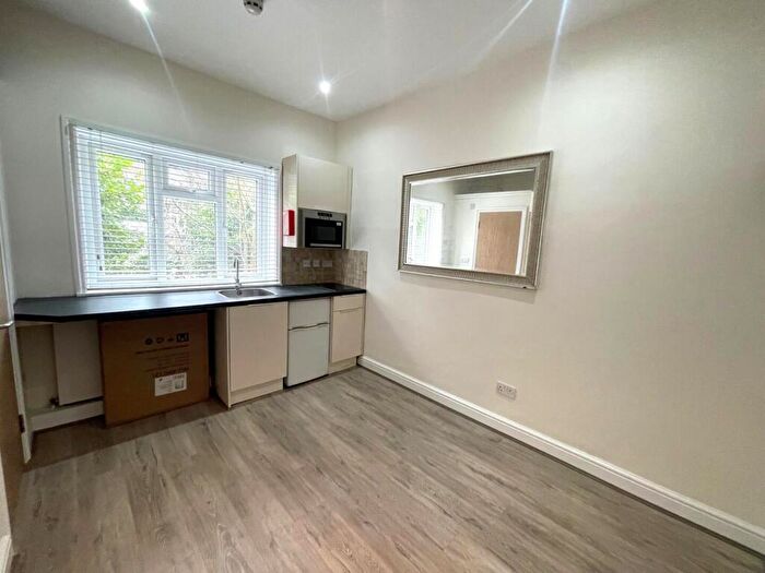 Flat To Rent In Finsbury Park Road, Finsbury Park, London, N4