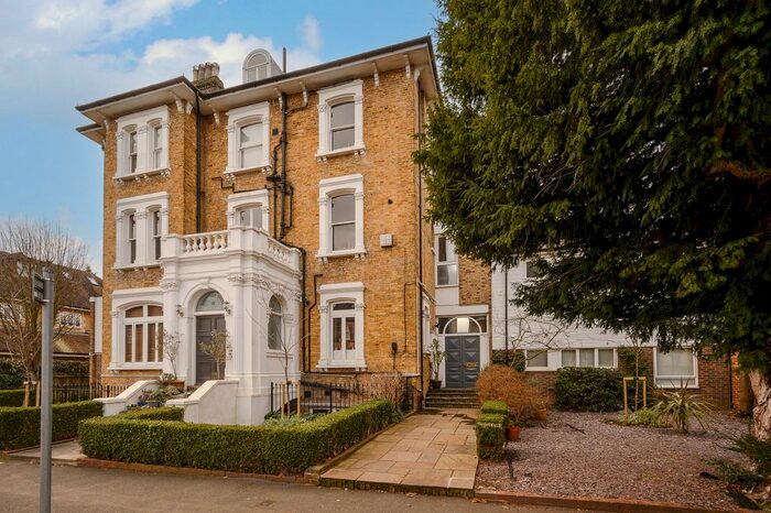 3 Bedroom Flat To Rent In Lauriston Road, London, SW19