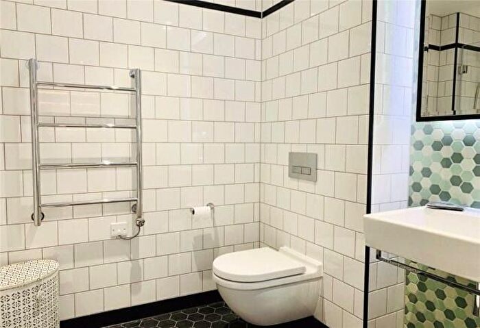 1 Bedroom Flat To Rent In Modena House, Lyell Street, London, Greater London, E14