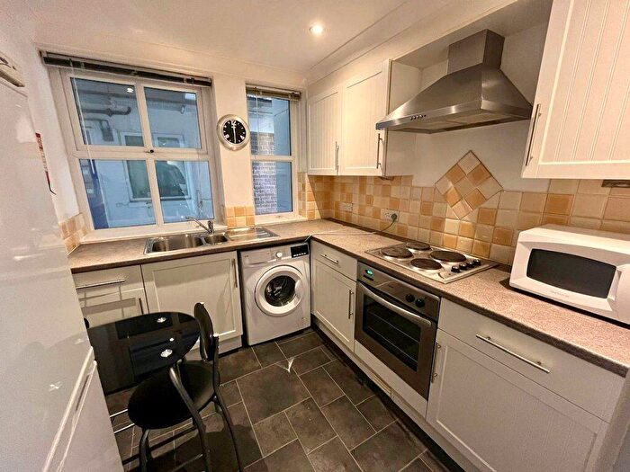 3 Bedroom Flat To Rent In - Student Three Double Bedroom, P07