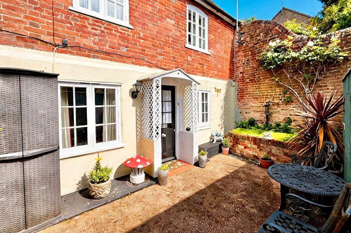 2 Bedroom Flat For Sale In Southampton Road. Ringwood, BH24