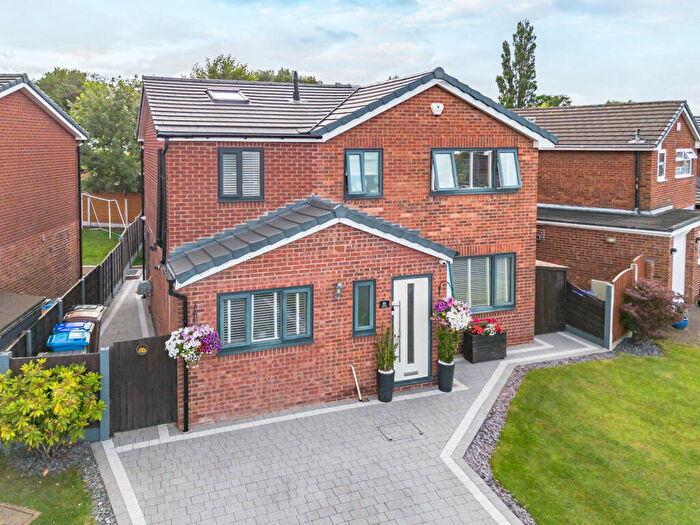 4 Bedroom Detached House For Sale In Shaftesbury Drive, Hopwood, OL10
