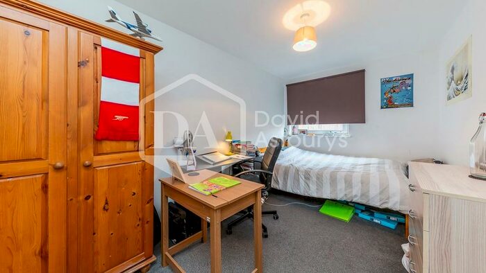 3 Bedroom Apartment To Rent In Whiston Road, Hackney, London, E2