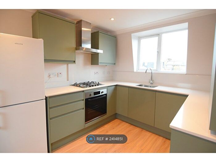 3 Bedroom Flat To Rent In Geraldine Road, London, SW18