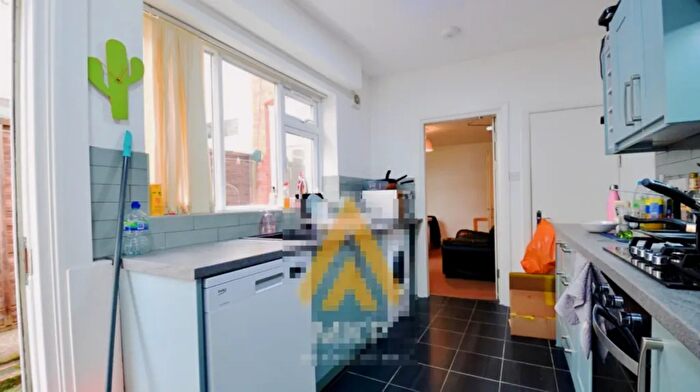 4 Bedroom Flat To Rent In Warwards Lane, Birmingham, B29
