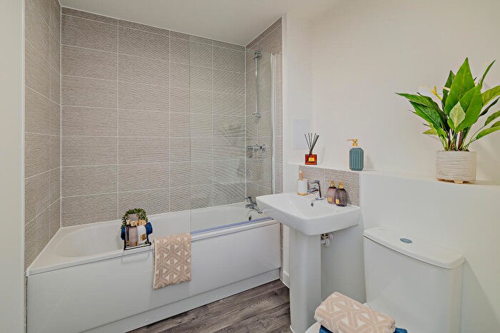 1 Bedroom Apartment For Sale In Crete Hall Road, Northfleet, Gravesend, DA11