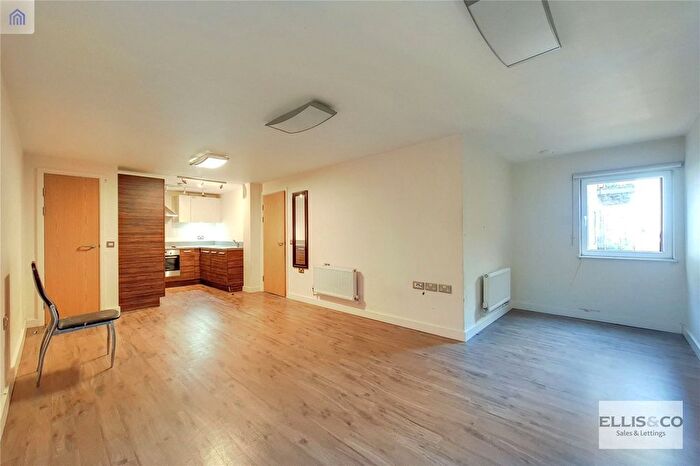 2 Bedroom Flat To Rent In The Green, Southall, UB2