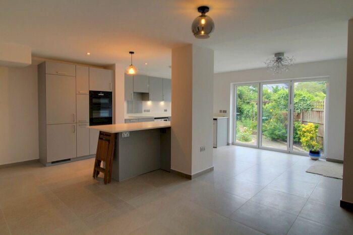 2 Bedroom Flat To Rent In Nunns Road, Enfield, Greater London, EN2