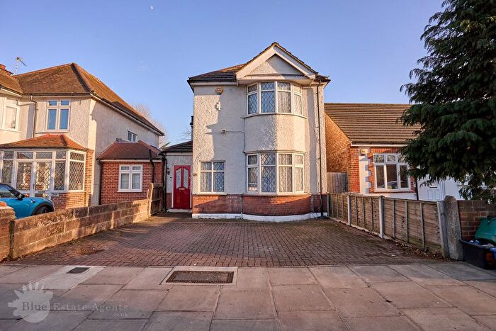 4 Bedroom Detached House For Sale In Hanworth Road, Whitton, Hounslow, TW4