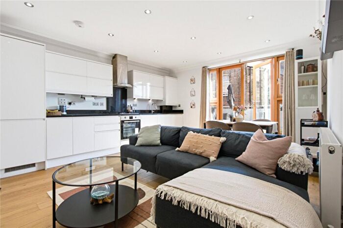 2 Bedroom Apartment For Sale In Wallis Mews, London, N8