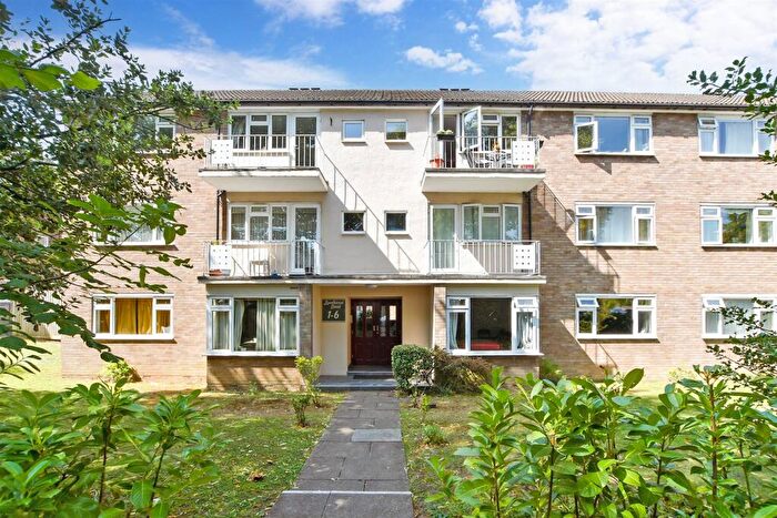 2 Bedroom Flat For Sale In Overton Road, Sutton, Surrey, SM2