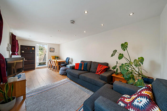 2 Bedroom Apartment To Rent In Victoria Road, N4