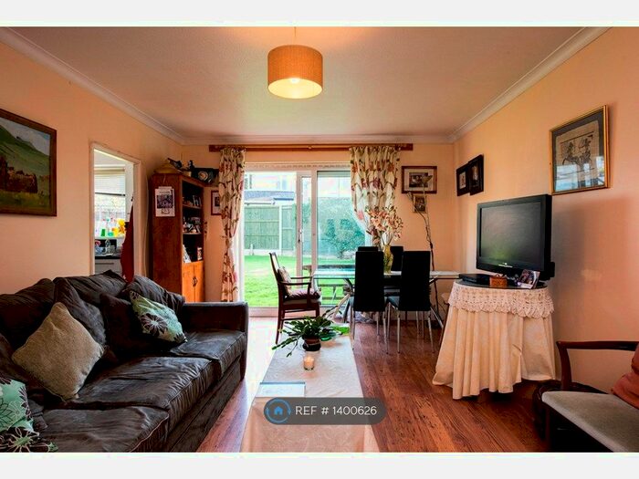 2 Bedroom Flat To Rent In Hove Gardens, Sutton, SM1