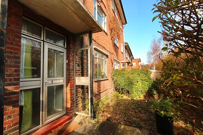 3 Bedroom Maisonette For Sale In Woodlea Road, N16