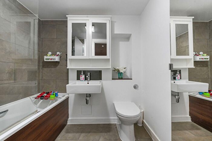 2 Bedroom Flat For Sale In Great North Road, Barnet, EN5
