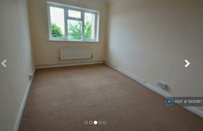 2 Bedroom Flat To Rent In Willow Court, Slough, SL3