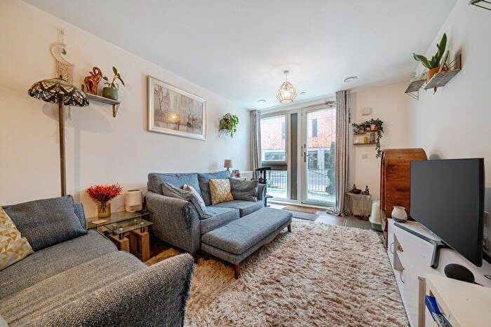 2 Bedroom Flat For Sale In Marketfield Way, Redhill, Surrey, RH1