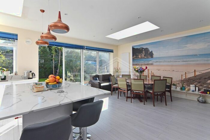 5 Bedroom Semi-Detached House To Rent In Middleton Road, Golders Green, London, NW11