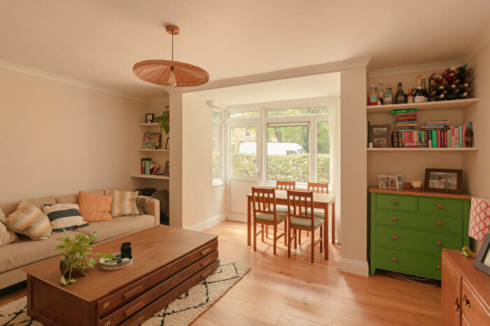 2 Bedroom Flat For Sale In St Marys Road, Nunhead, London, SE15