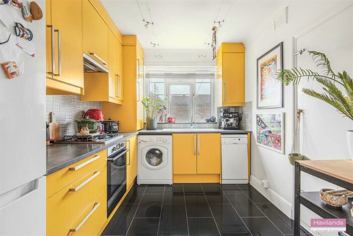 2 Bedroom Flat For Sale In Seymour Court, Winchmore Hill, N21