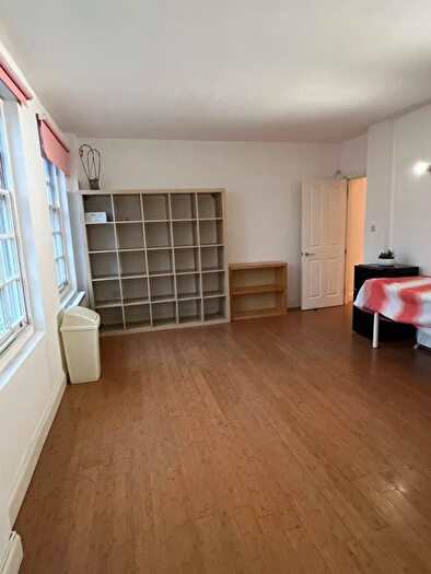 2 Bedroom Flat To Rent In Stoke Newington High Street, London, N16