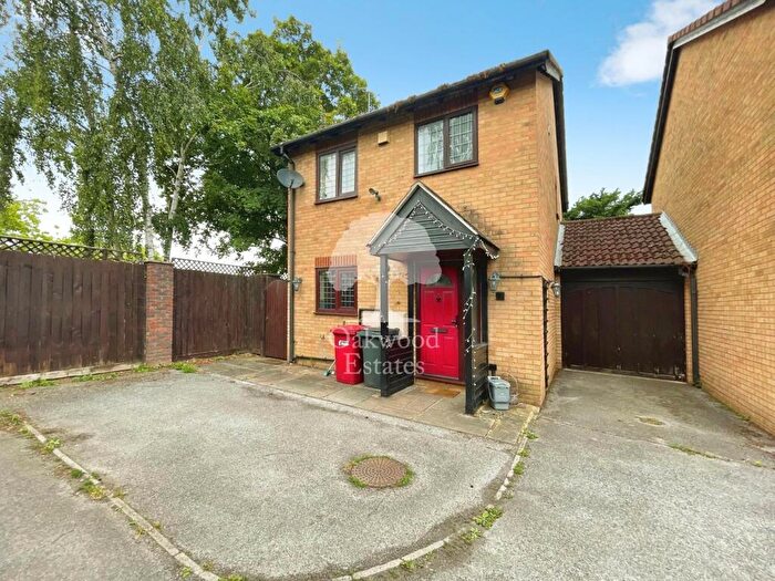 3 Bedroom Link Detached House To Rent In Garnet Close, Slough, SL1
