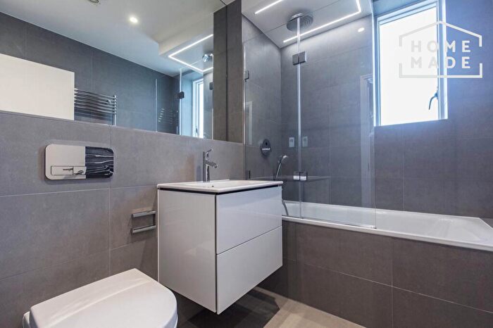 3 Bedroom Flat To Rent In Viney Court, SW4