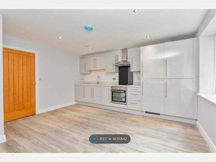 2 Bedroom Flat To Rent In Sycamore Court, Luton, LU2