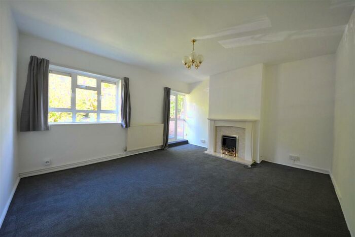 3 Bedroom Flat To Rent In High Road, London, N2