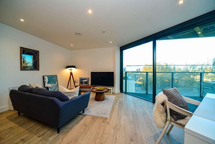 1 Bedroom Flat To Rent In Church Yard Road, Elephant And Castle, London, SE11