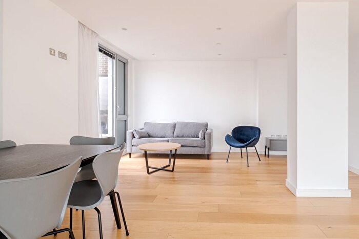 3 Bedroom Flat To Rent In Camley Street, London, N1C
