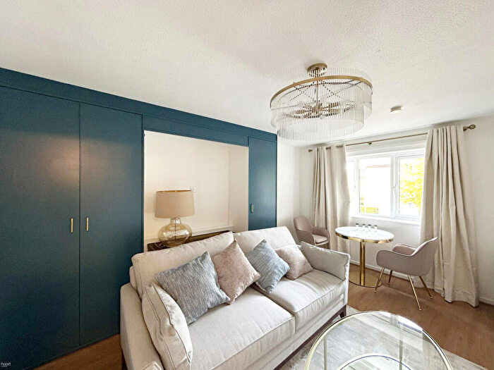 Studio To Rent In Eagle Drive, London, NW9